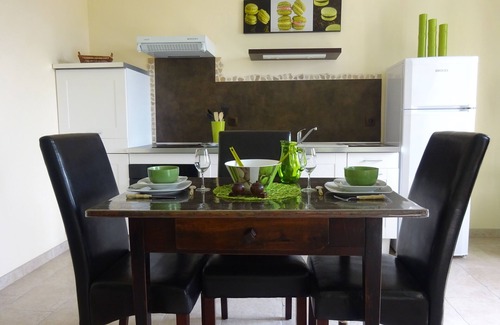 Pomerols Apartment | Exceptional Guest Retreat with Pool, Free Parking & Wifi