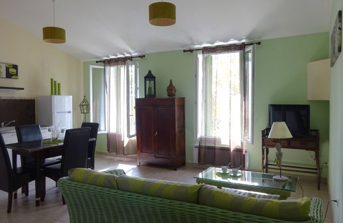 Pomerols Apartment | Exceptional Guest Retreat with Pool, Free Parking & Wifi
