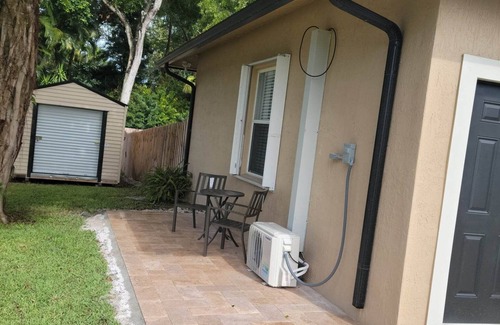 Lake Worth Apartment | Cozy Guest House with Spa & Hot Tub for Perfect Retreat