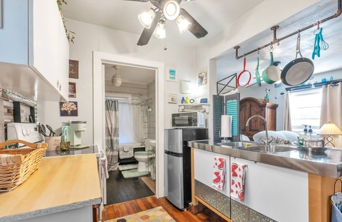 Waxahachie House | Charming Guesthouse with Private Entry & Pool in Waxahachie