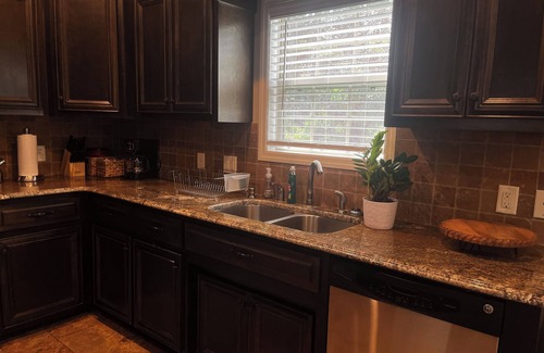 Hahira House | Charming Hahira Haven w/Scenic Pond and Full Amenities.