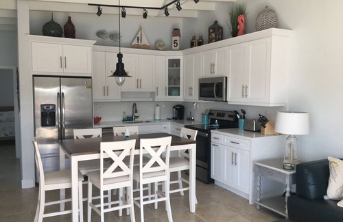Marathon House | Exquisite Half Duplex with Ocean View and Spa Amenities