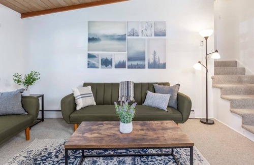 Downtown Apartment | Charming Half Duplex w/ Backyard in the Aspen Core!