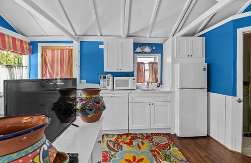 Springs Cottage | Inviting Hamptons Cottage with Ocean Views & Full Kitchen