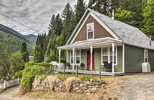 Mullan House | Cozy Retreat - Walk to Town & Close to Skiing Adventures