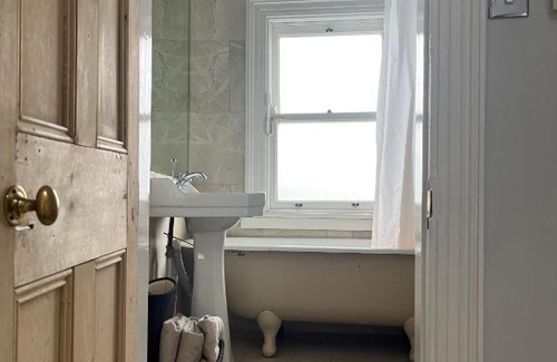 Rathmines Villa | Hidden Gem in Lively Village - Pet and Child Friendly