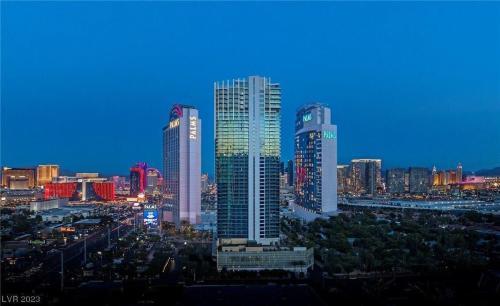 Las Vegas Hotel | Charming High Floor STRIP VIEWS Palms Studio 30306