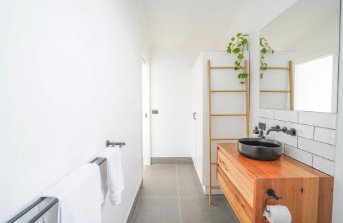Highton House | Inviting Highton Hideaway Near CBD & Surf Coast