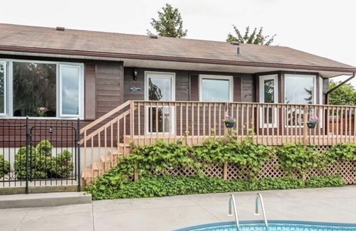 Meaford Cottage | Charming hilltop lake view cottage mins from beach