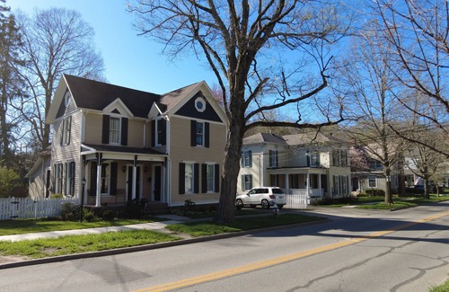 Granville House | Charming Historic 4-bedroom House in Downtown Granville with AC and WiFi