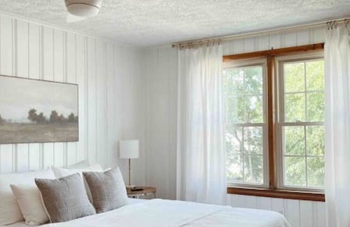 New Albany House | Historic Cottage Retreat Minutes from LOU with Cozy Amenities