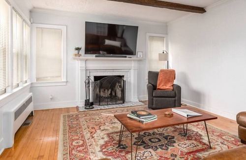 New Albany House | Historic Cottage Retreat Minutes from LOU with Cozy Amenities