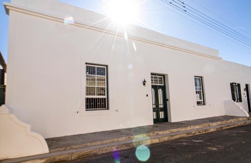 Graaff-Reinet Apartment | Cozy Historical Cottage: Pet & Child Friendly Retreat