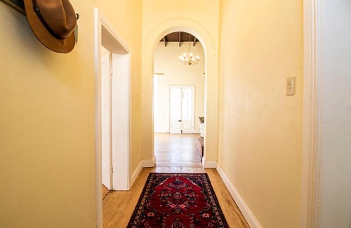 Graaff-Reinet Apartment | Cozy Historical Cottage: Pet & Child Friendly Retreat