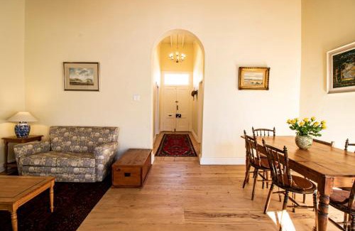 Graaff-Reinet Apartment | Cozy Historical Cottage: Pet & Child Friendly Retreat