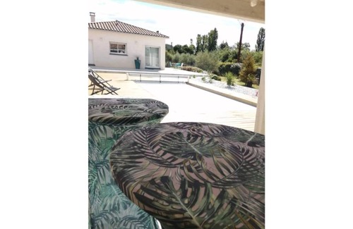 Serviers-et-Labaume Villa | Idyllic House at Uzès with Pool and Ocean View