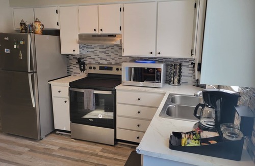 Savannah House | Idyllic Retreat - 15 Mins from Downtown with Hot Tub & Spa