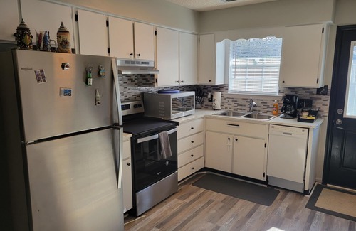 Savannah House | Idyllic Retreat - 15 Mins from Downtown with Hot Tub & Spa