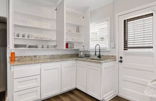 Fort Worth House | Cozy Retreat 3 Minutes from Dickies Arena with Spa & Breakfast