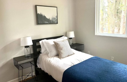 Kirkland House | Relaxing Retreat Near Downtown Kirkland with Spa & Kitchen