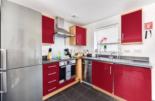 Milton Keynes House | Charming Home Driveway Parking Wifi SmartTV