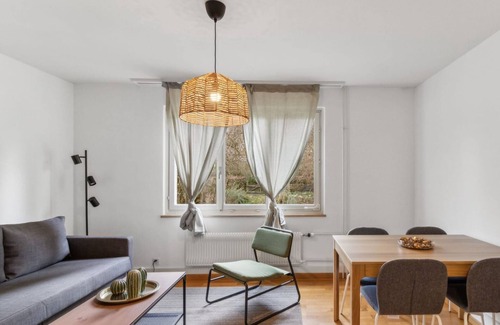 Wiedikon Apartment | Versatile Home with Kitchen for Flexible Stays