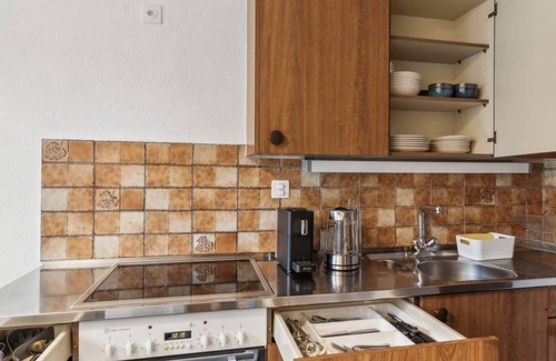 Wiedikon Apartment | Versatile Home with Kitchen for Flexible Stays