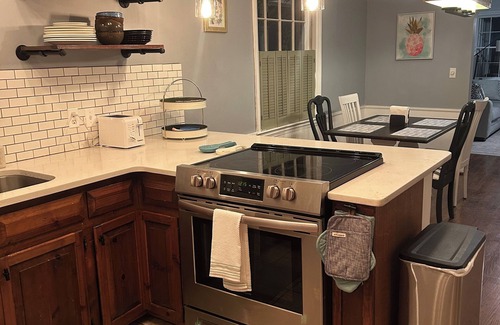 Camden House | Pet-Friendly Downtown Camden Retreat with Spa & Breakfast
