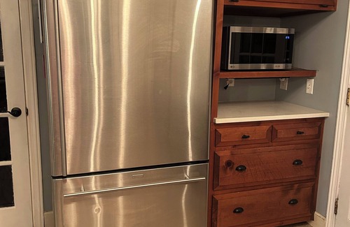 Camden House | Pet-Friendly Downtown Camden Retreat with Spa & Breakfast
