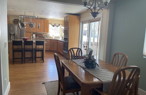 Longmont House | Guest Rated 10/10: Inviting Home in Historic Longmont