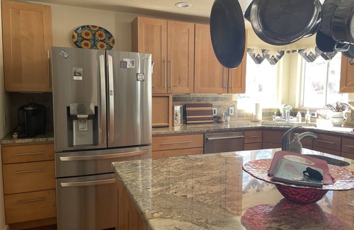 Longmont House | Guest Rated 10/10: Inviting Home in Historic Longmont