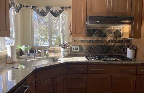 Longmont House | Guest Rated 10/10: Inviting Home in Historic Longmont