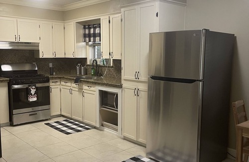 Sunset House | Idyllic Home in Sunset LA with Breakfast & Family Amenities