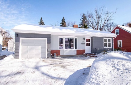 Roosevelt House | Stunning Home in North Fargo with Breakfast & Kitchen Access