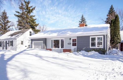 Roosevelt House | Stunning Home in North Fargo with Breakfast & Kitchen Access
