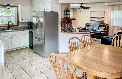 Summit House | Welcoming Pet-Friendly Retreat in Lake Country