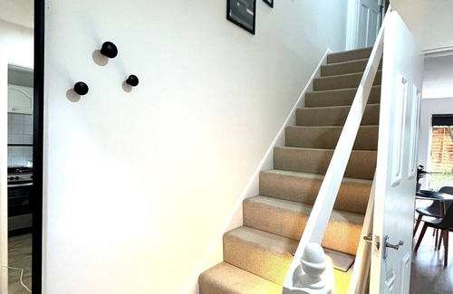 Crawley City Centre House | Cozy Home Offering Breakfast Near Gatwick Airport