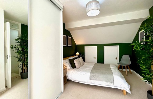 Crawley City Centre House | Cozy Home Offering Breakfast Near Gatwick Airport