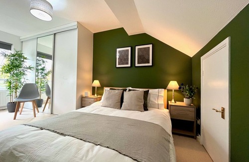 Crawley City Centre House | Cozy Home Offering Breakfast Near Gatwick Airport