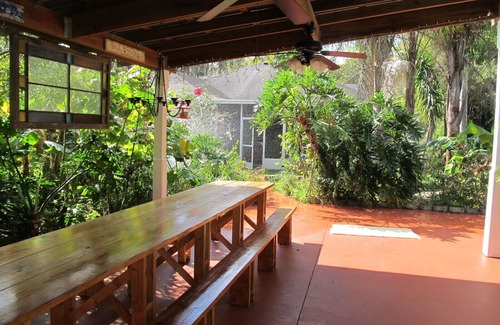 Bartow House | Exceptional Stay on Oak-Lined Street in Historic District