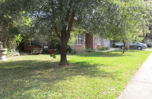 Bartow House | Exceptional Stay on Oak-Lined Street in Historic District