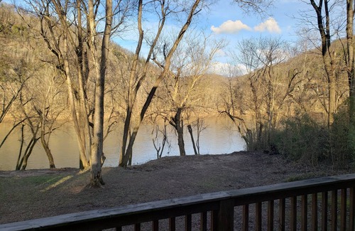 Mountain View House | Relaxing Cabin on the White River - Rated 9.8/10!