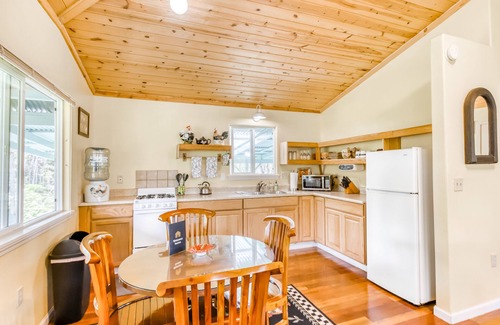 Mountain View House | Inviting Retreat with Spa, Close to Hawaii Volcanoes Park