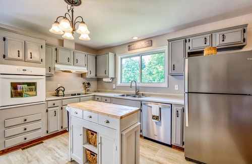 Alexander House | Cozy Retreat with Fireplace, Kitchen & Spa Amenities