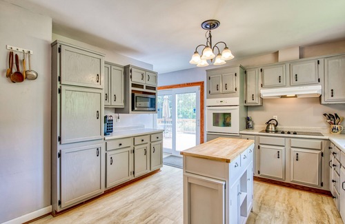 Alexander House | Cozy Retreat with Fireplace, Kitchen & Spa Amenities