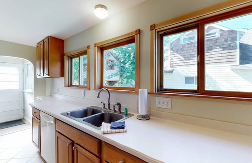 Durango House | Cozy Retreat with Fireplace, Washer/Dryer & Spa Access