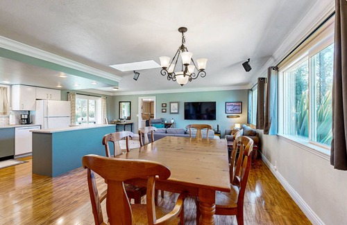 Cleone House | Welcoming Retreat with Ocean View & Free WiFi Near Parks