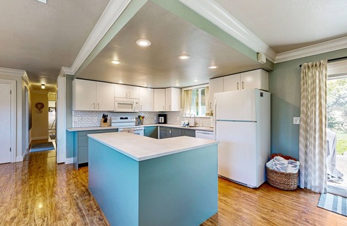 Cleone House | Welcoming Retreat with Ocean View & Free WiFi Near Parks