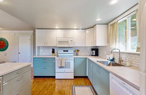 Cleone House | Welcoming Retreat with Ocean View & Free WiFi Near Parks