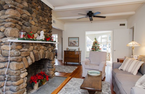 Madison Center House | Romantic Honeymoon Beach Cottage Near East Wharf Beach
